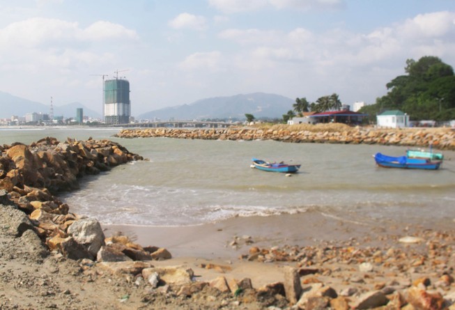 Né trách nhiệm vụ để lấp lấn vịnh Nha Trang trái phép