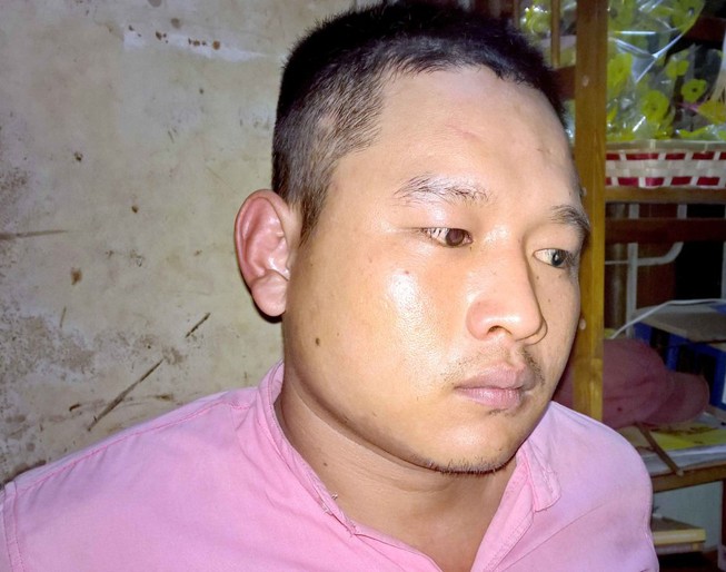 Cảnh sát 113 khống chế thanh niên ngáo đá đuổi chém mẹ
