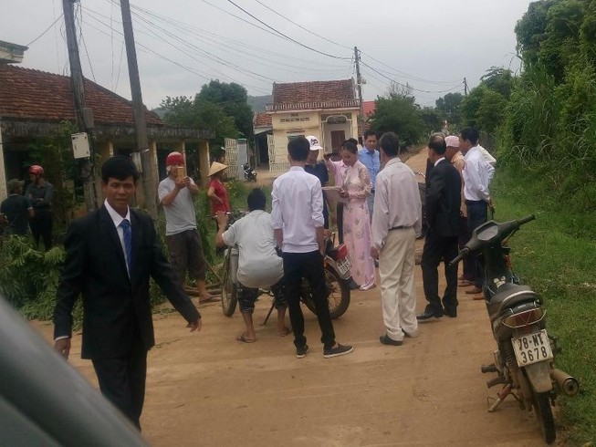 Trưởng thôn không xin lỗi vụ chặn xe cưới vì 'dân không cho phép'