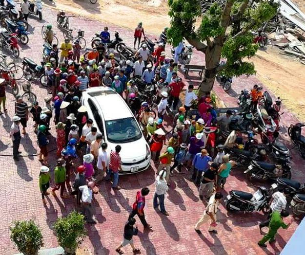 Đi mua lúa, 2 người bị dân vây đánh vì nghi bắt cóc