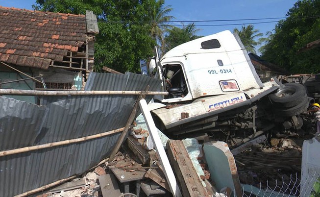 Xe container đâm sập căn nhà có 3 người đang ngủ