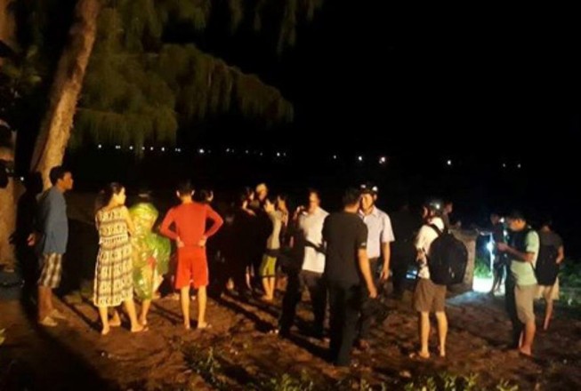 Sóng biển cuốn trôi, 2 người chết, 1 người mất tích
