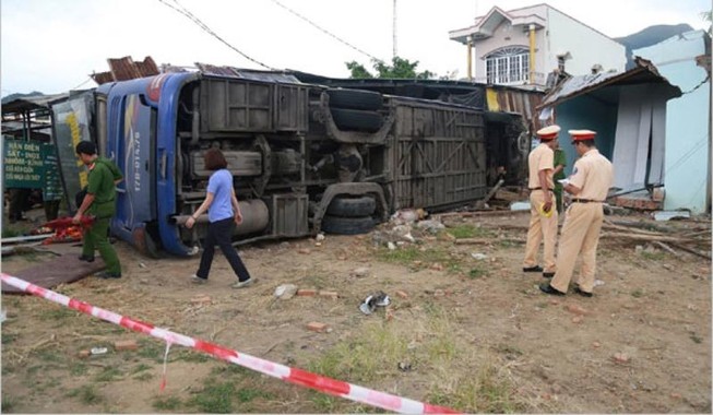 Xe khách lao vào nhà dân, 35 người cấp cứu
