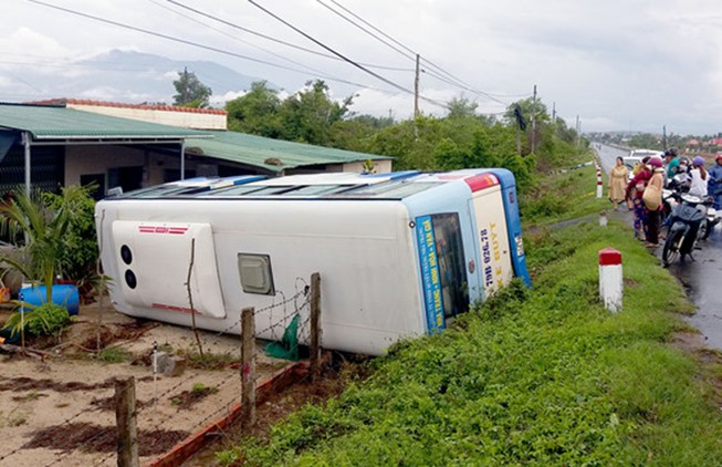 Đập kính giải cứu hành khách trong xe buýt lao vào nhà dân