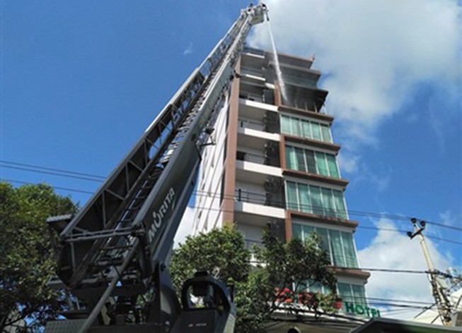 Cháy khách sạn ở Nha Trang, nhiều người tháo chạy