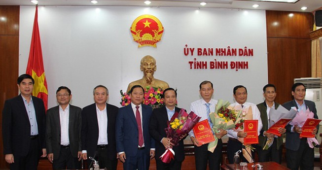 Lãnh đạo UBND tỉnh Bình Định trao quyết định cho các cán bộ chủ chốt. Ảnh: VT
