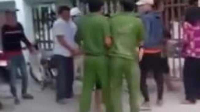 Đã đánh bạc còn bẻ gãy biển phù hiệu công an