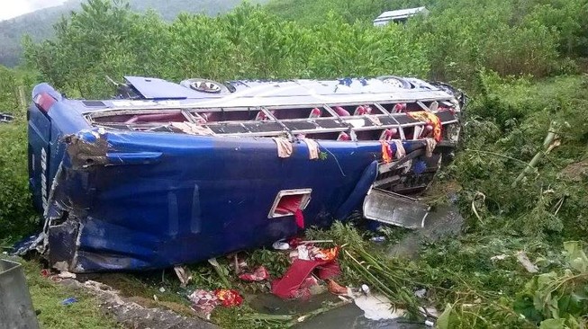 Lật xe giường nằm lúc rạng sáng nhiều người thương vong