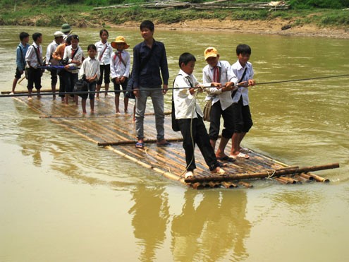 Để mưa lũ không gây mất an toàn đường đến trường