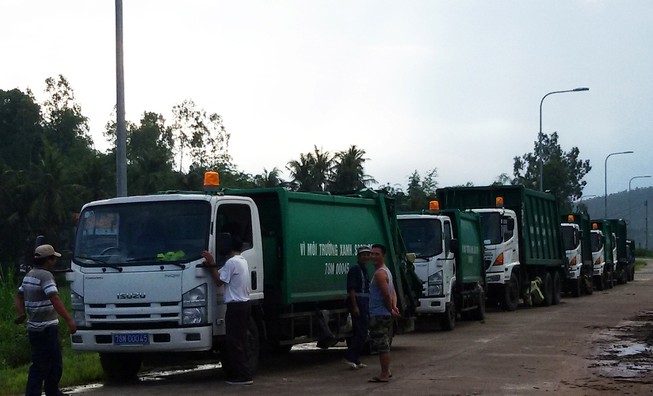 Dân chặn xe chở rác, buộc lãnh đạo tỉnh đối thoại