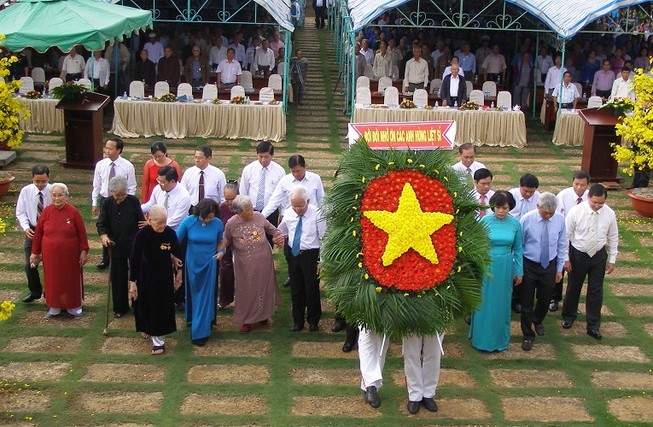 Nguyên Thủ tướng Phan Văn Khải dâng hương ở chiến khu An Phú Đông