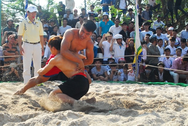 Hàng ngàn người dân đổ về hội vật làng Thủ Lễ
