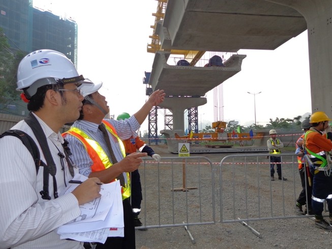 Lắp cây dầm đầu tiên của tuyến metro số 1