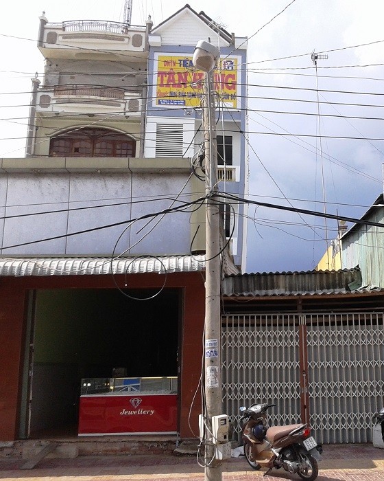 Nhà lầu 3 tầng, nghiêng che cả nóc nhà hàng xóm