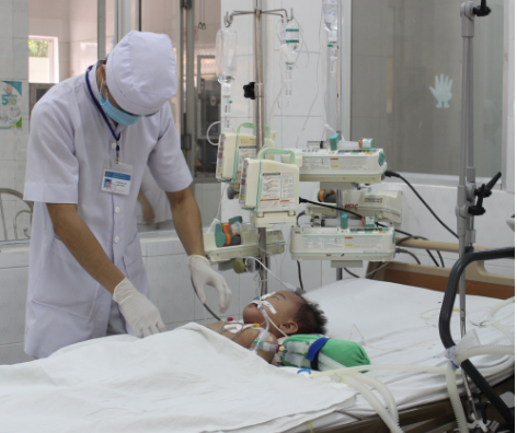 Bé gái nguy kịch vì sặc cháo