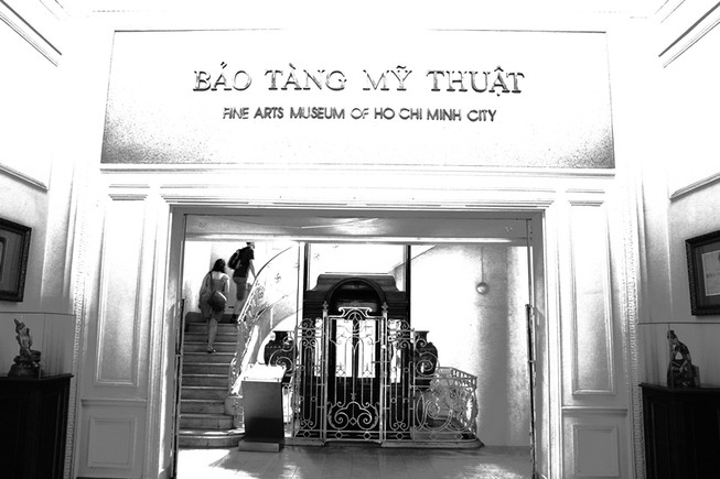 Ảnh đẹp đen trắng chiếc thang máy gỗ cổ nhất Sài Gòn