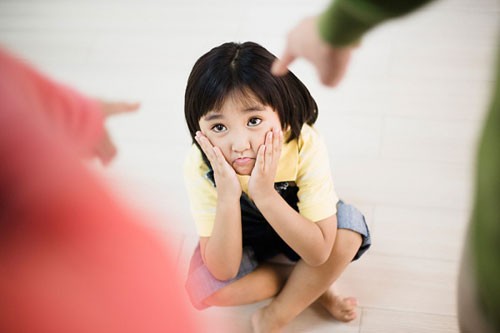 Trẻ tổn thương tinh thần lâu dài vì bị kiểm soát quá mức
