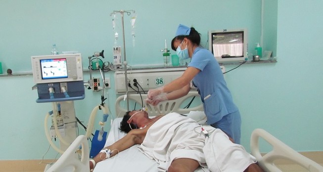 Nghi ngộ độc rượu, một người tử vong, hai người nguy kịch