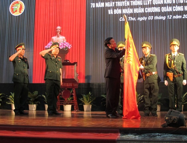 Chủ tịch nước trao huân chương Quân công hạng Nhất cho Quân khu 9