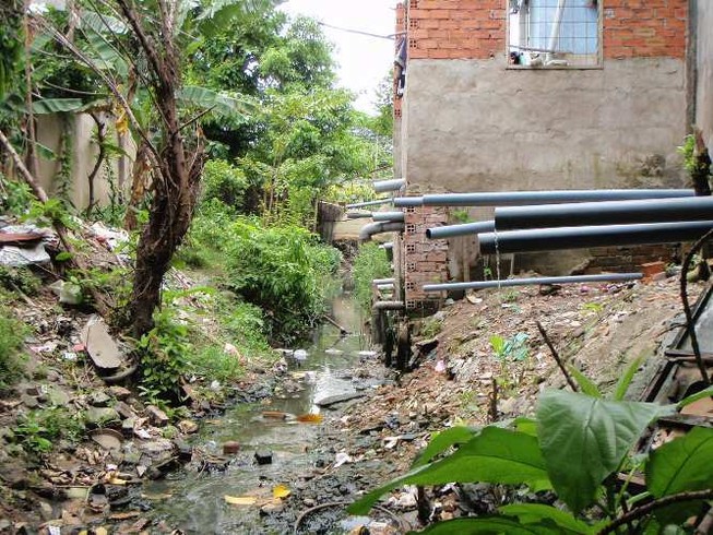 Lấn chiếm gây ngập sân bay: Xin tiền tỉ để vận động tháo dỡ