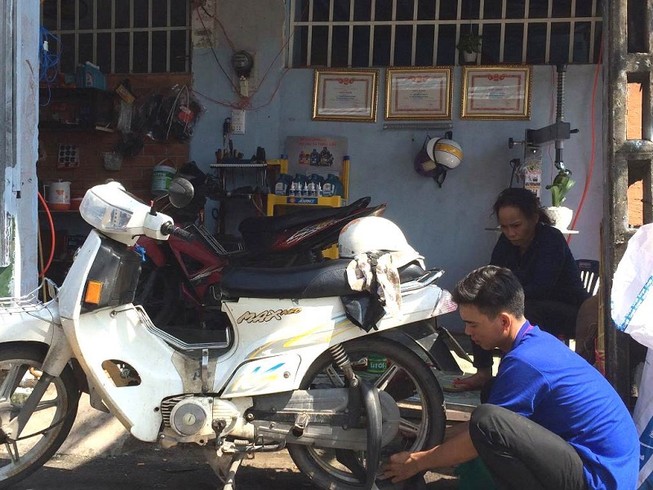 3 anh em cứu hộ xe máy khai trương tiệm sửa xe