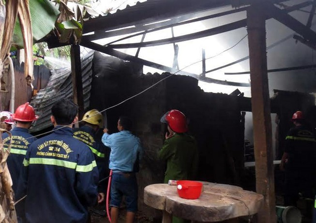 Xưởng gỗ bốc cháy sau tiếng nổ lớn