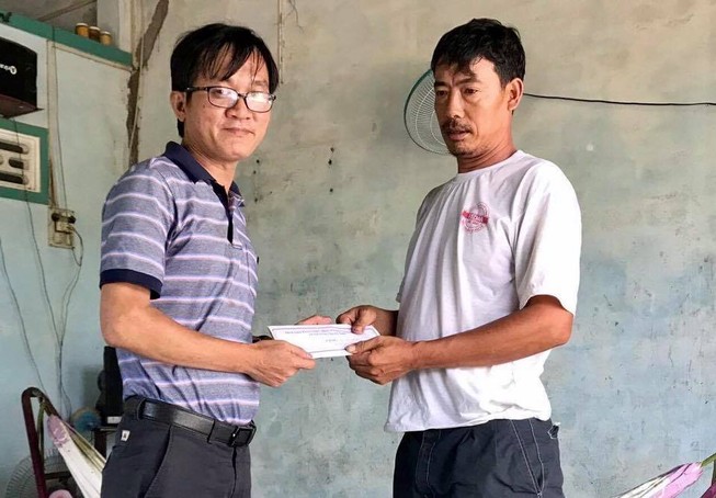 Trao tiền giúp đỡ anh Bằng cứu vợ