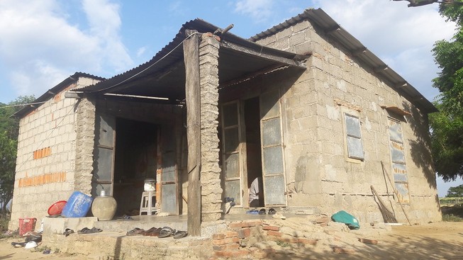 Người đàn ông trong căn nhà ở cuối nghĩa trang