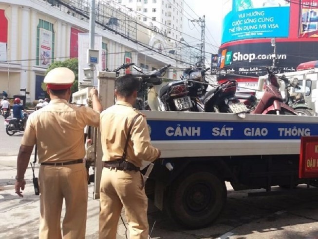 Dân muốn kiểm tra việc CSGT 'dọa' giam xe