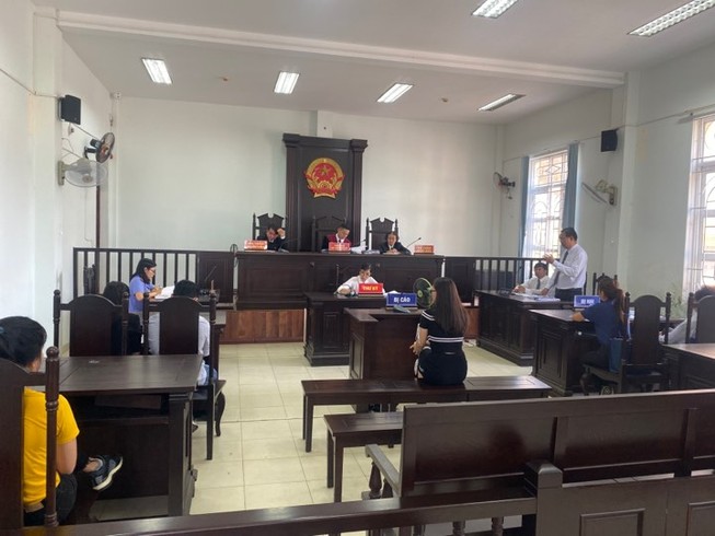 Xén tóc, xởn lông mày tình địch, người đẹp lãnh án