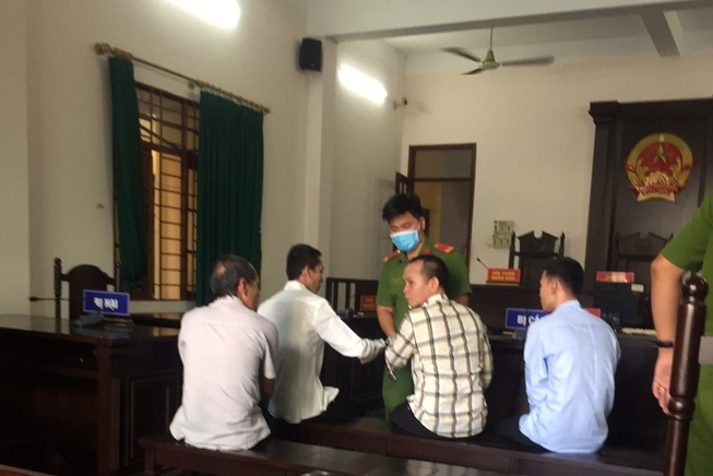 Tòa phạt 120 triệu ba người lái xe ôm dùng 1,7 triệu đánh bạc