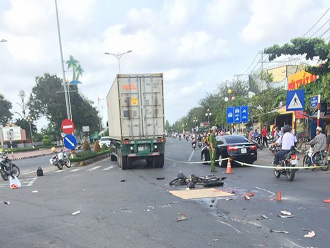 Xe đầu kéo tông hai phụ nữ chạy xe máy