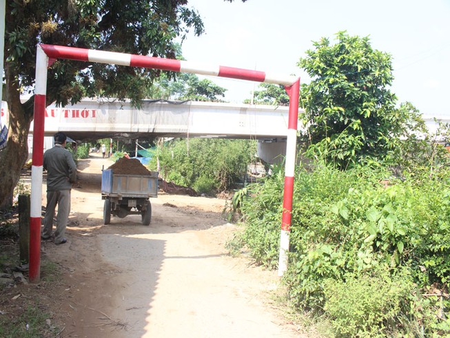 Cầu Mỏ Cày 2 xây thấp, phải 'nạo' nền đường dân sinh