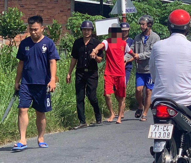 Thanh niên nghi ngáo đá xông vào UBND xã chặt rách lá cờ
