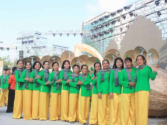 Kỷ lục 2.000 người dịu dàng đằm thắm trong ngày hội 'Áo bà ba'
