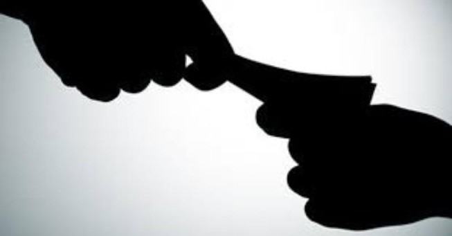 1 đại úy công an bị bắt quả tang nhận hối lộ