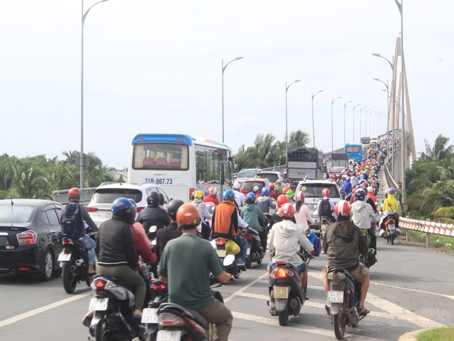 Đề xuất cấm xe tải trọng lớn qua cầu Rạch Miễu giờ cao điểm