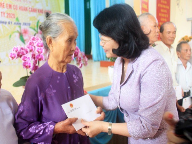Phó Chủ tịch nước tặng quà tết tại Tiền Giang