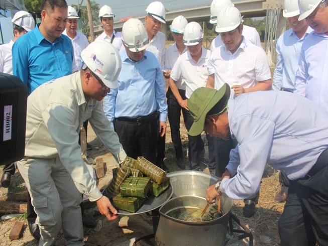 Bộ trưởng Bộ KH&ĐT đón tết sớm cùng công nhân trên cao tốc