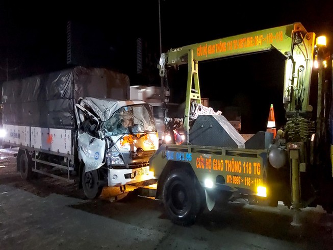 Đầu xe tải bẹp dúm vì tông đuôi xe khác, 3 người thoát chết