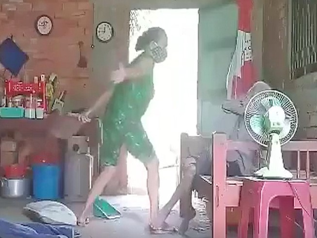 Truy tố kẻ hành hạ mẹ già 80 tuổi