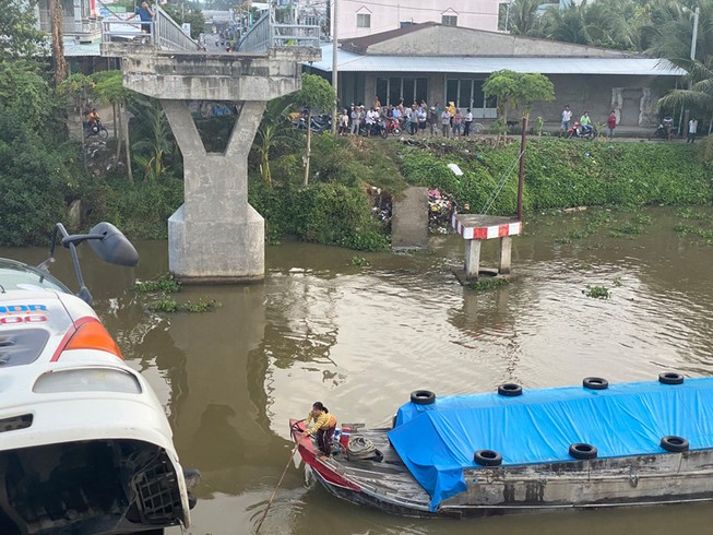 Hạn chế giao thông thủy trên kênh Tháp Mười số 2 do sập cầu