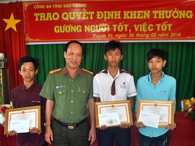 Thưởng nóng 3 HS ở Sóc Trăng trả lại 40 triệu nhặt được