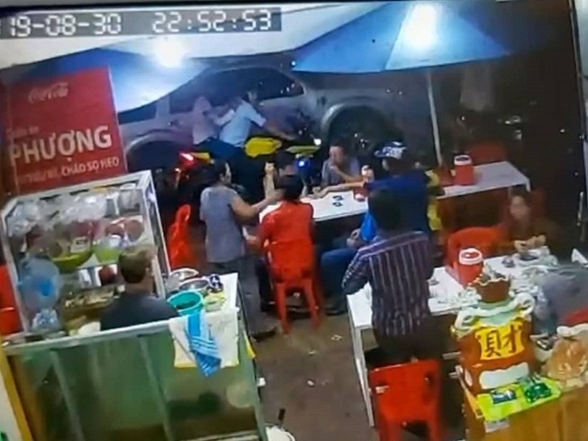 Khởi tố xã đội trưởng đập vỡ kính xe biển số 80 ở Cà Mau