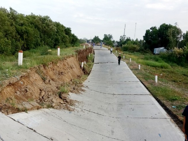Đường phòng hộ đê biển tây Cà Mau sụp sâu 2 m, dài 120 m