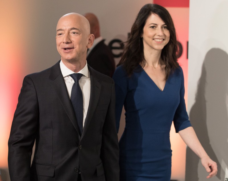 Vợ cũ tỉ phú Jeff Bezos tiếp tục làm từ thiện 4,2 tỉ USD - ảnh 1