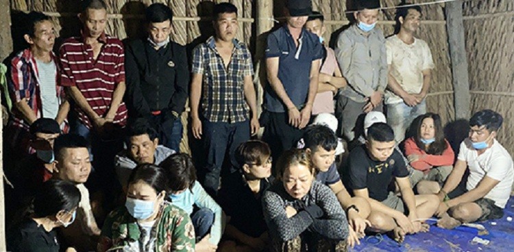 Cảnh sát ngâm mình vây sòng bạc giữa đầm lầy ở Đồng Nai - ảnh 2