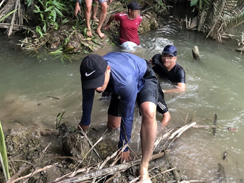 Cảnh sát ngâm mình vây sòng bạc giữa đầm lầy ở Đồng Nai - ảnh 1