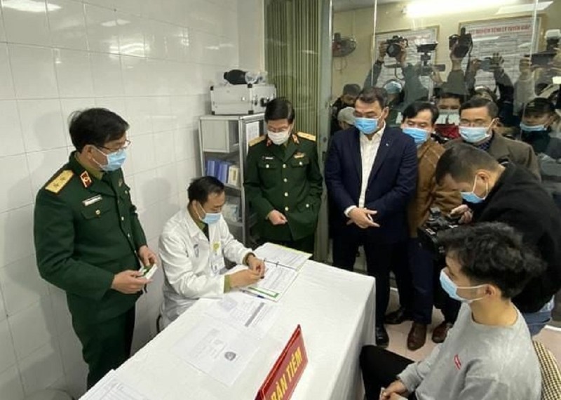 Close-up of the first injection of the COVID-19 vaccine in Vietnam - photo 3