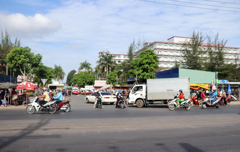 Xóa ùn tắc trước Bệnh viện đa khoa Trung ương Cần Thơ - ảnh 1